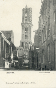 201 Gezicht op het Buurkerkhof te Utrecht met op de achtergrond de Domtoren.